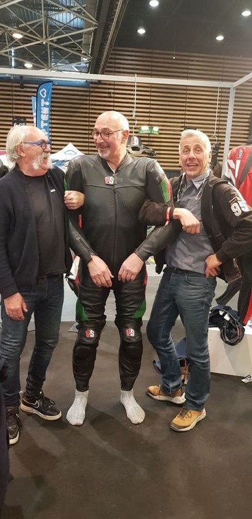 franck vidal à côté d'un homme portant une combinaison moto sur mesure - salon du 2 roues à Lyon 